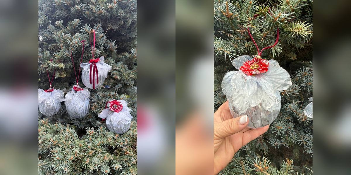 Ёлочные шары «Хрустальные розы» — белые с кружевом и красными лентами